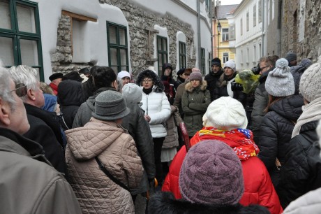 Az eső ellenére is sokan szegődtek Székesfehérvár zsidó emlékeinek nyomába